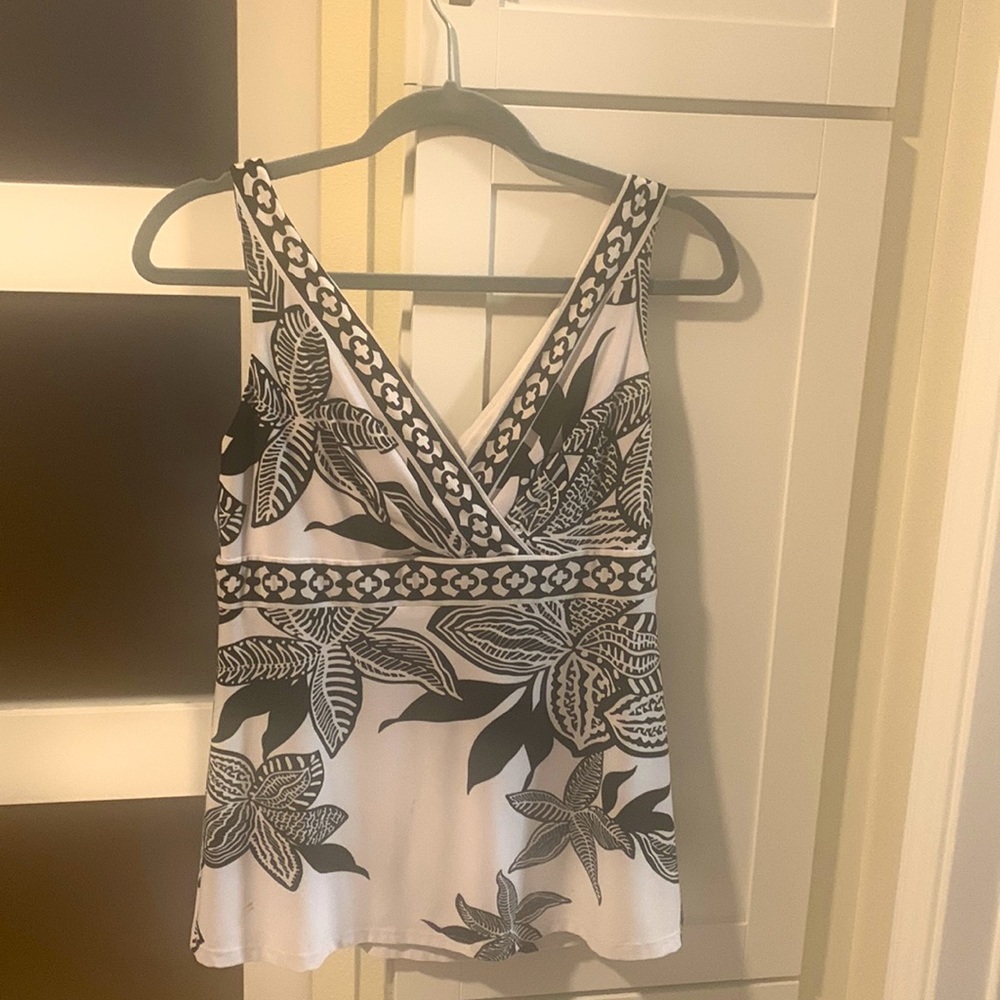 Beautiful, black & white classic Cache summer top size medium